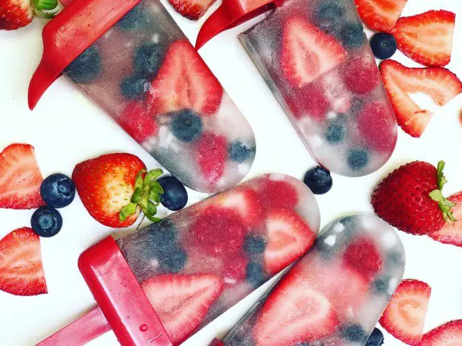 Recipe to make Fourth of July inspired fruit popsicles.
