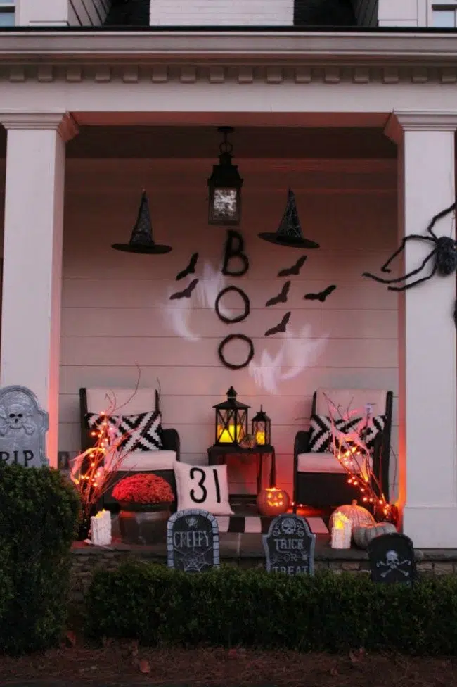 Spooky Halloween porch decorations