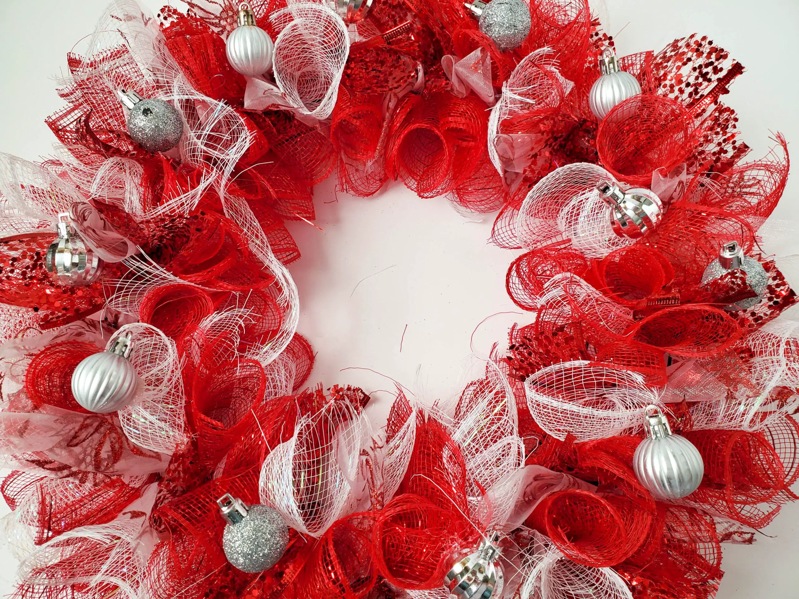 DIY Red And White Christmas Mesh Wreath ~ Easy Peasy!