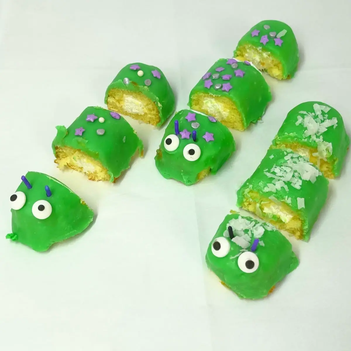 No-Bake Green Caterpillar Twinkie Dessert Recipe – Perfect for St. Patrick’s Day or Birthday Party