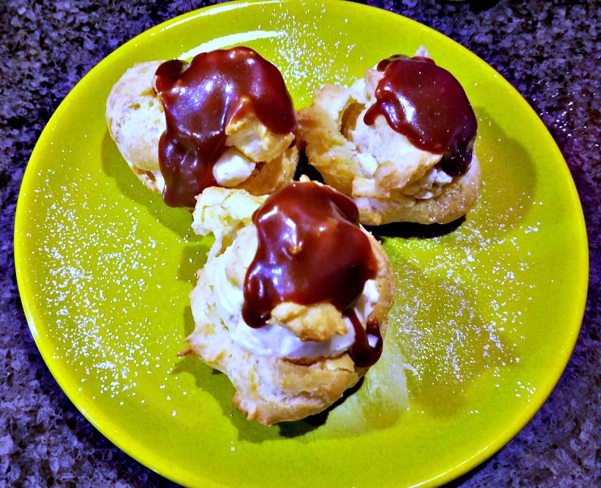 cream puff recipe, cream puffs with spiced ice cream and salted caramel, cream puffs with ice cream, ice cream choux pastry