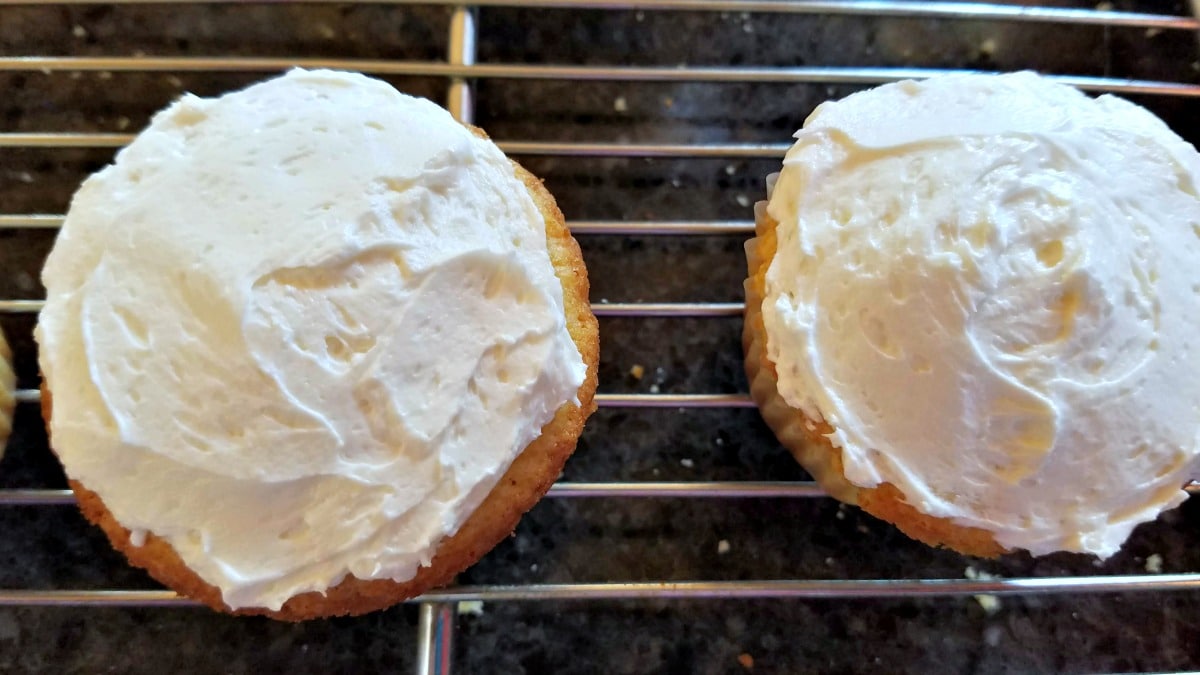 chocolate marshmallow cream, vanilla cupcakes with chocolate marshmallow cream, Russian tips