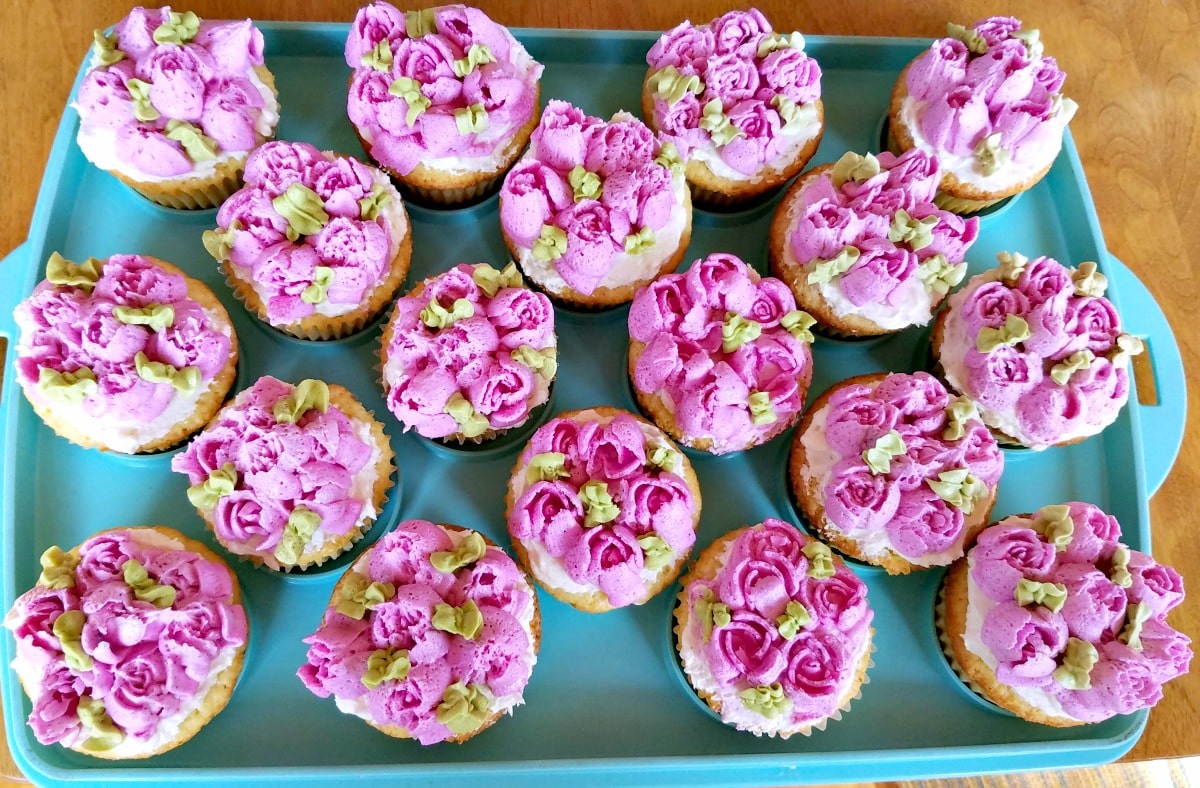 chocolate marshmallow cream, vanilla cupcakes with chocolate marshmallow cream, Russian tips