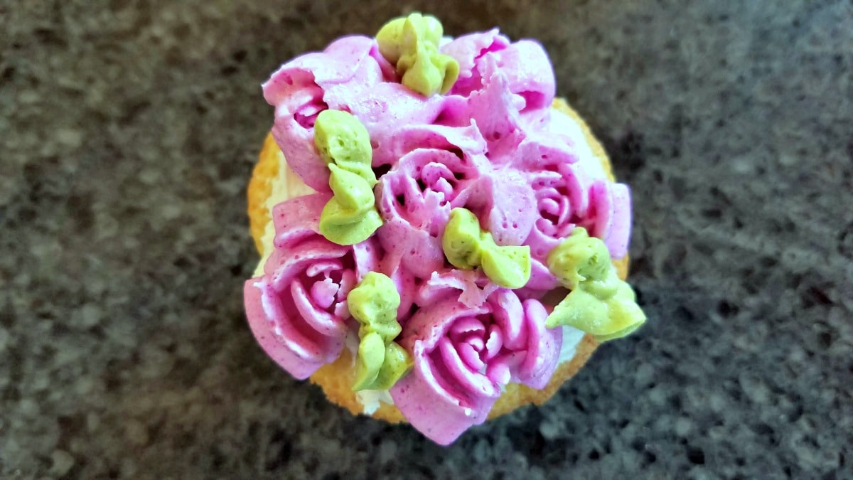 chocolate marshmallow cream, vanilla cupcakes with chocolate marshmallow cream, Russian tips