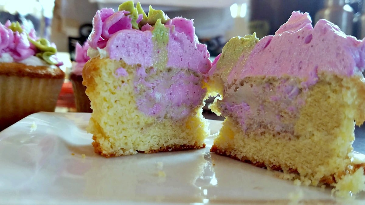 chocolate marshmallow cream, vanilla cupcakes with chocolate marshmallow cream, Russian tips