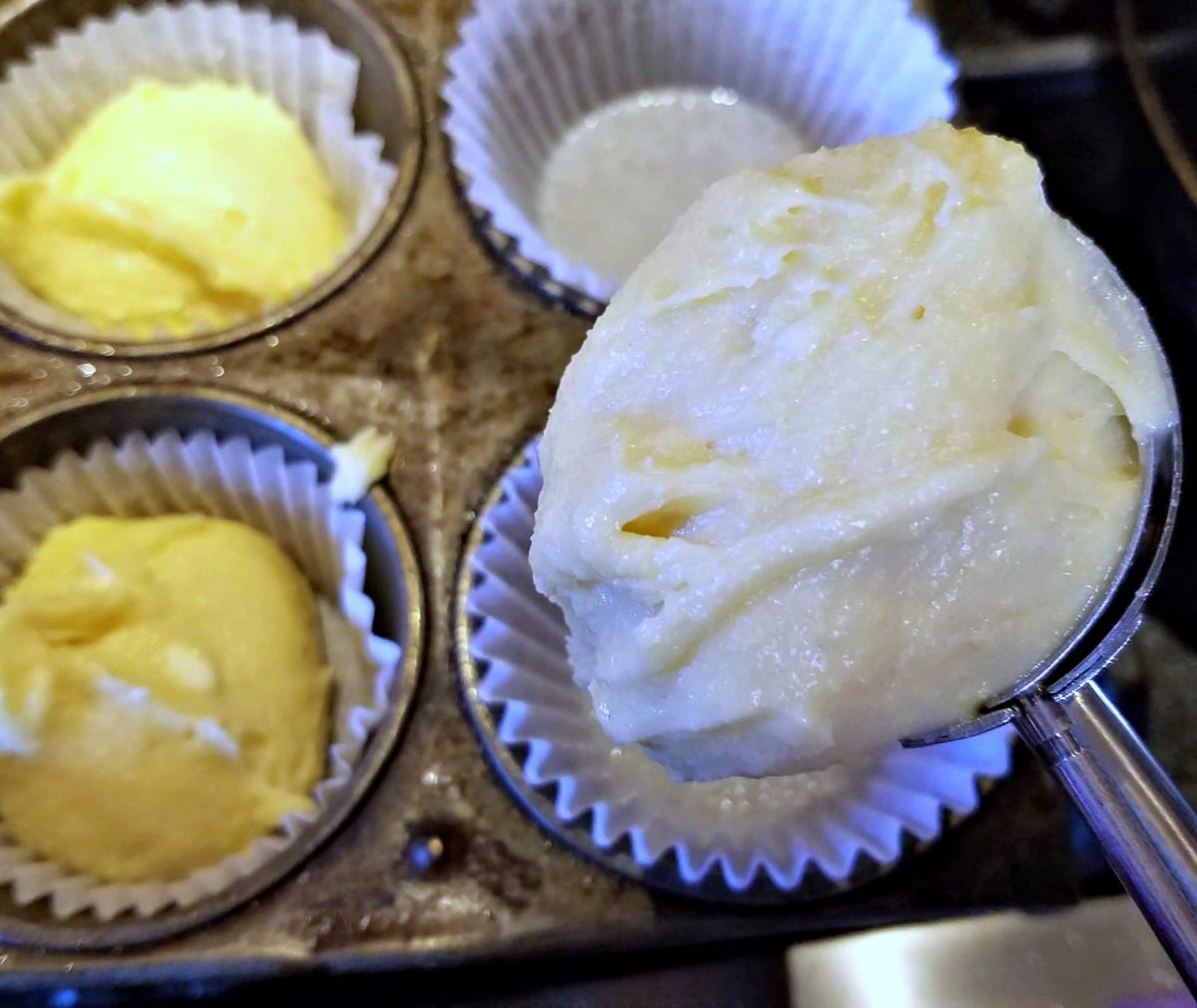chocolate marshmallow cream, vanilla cupcakes with chocolate marshmallow cream, Russian tips