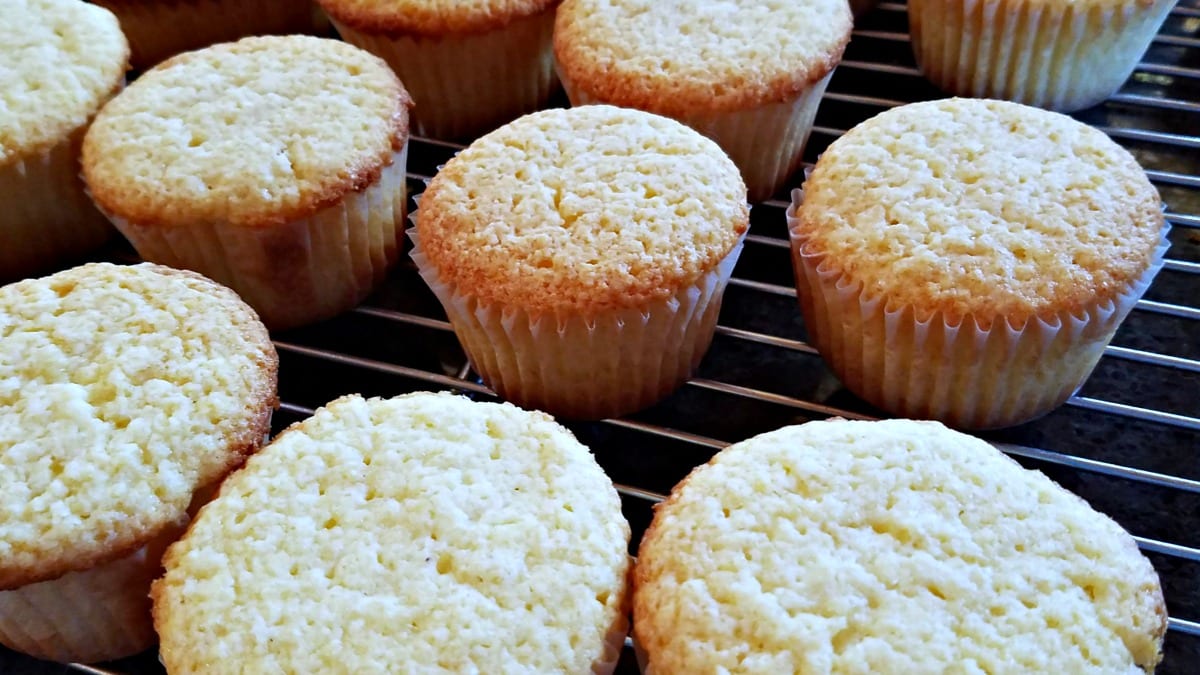 chocolate marshmallow cream, vanilla cupcakes with chocolate marshmallow cream, Russian tips