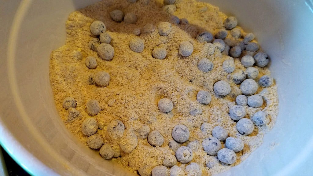 huckleberries, huckleberry muffins