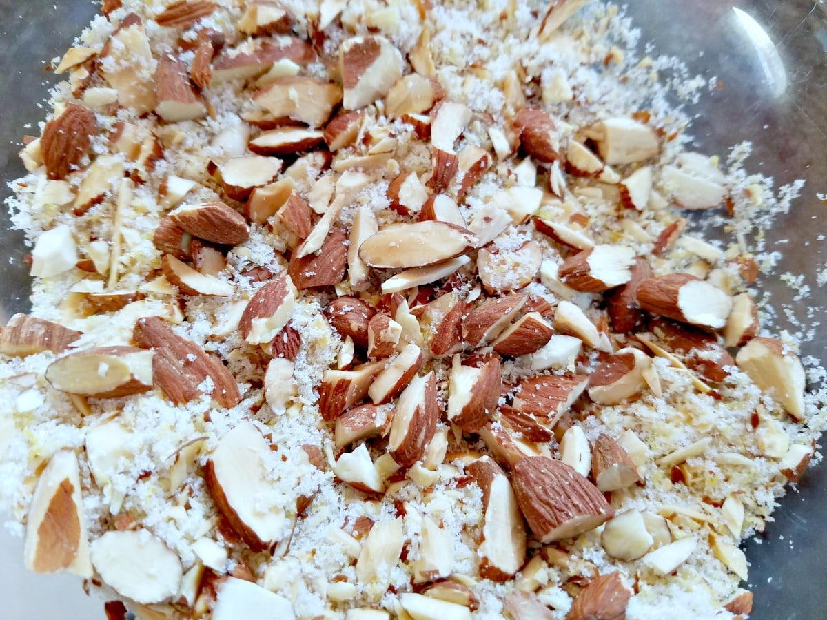 streusel topping, coffee cake, filled pound cake, pound cake, cheesecake filled pound cake