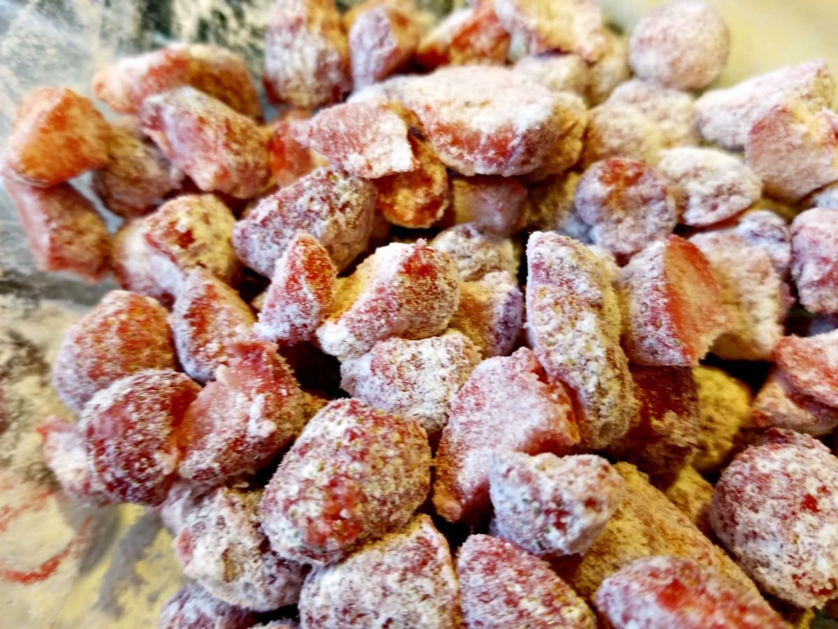 mix flour with strawberries for crumb cake