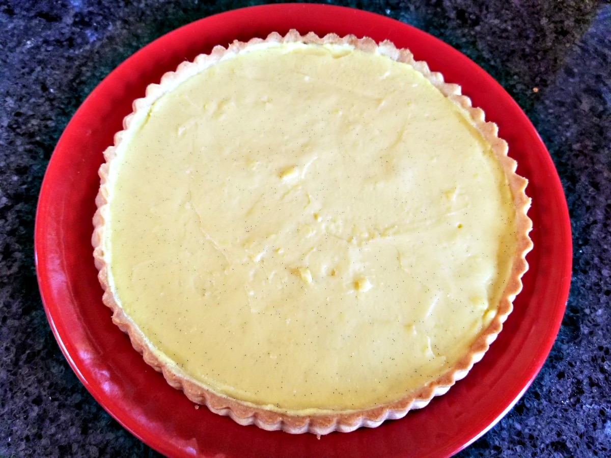 add pastry cream to tart shell