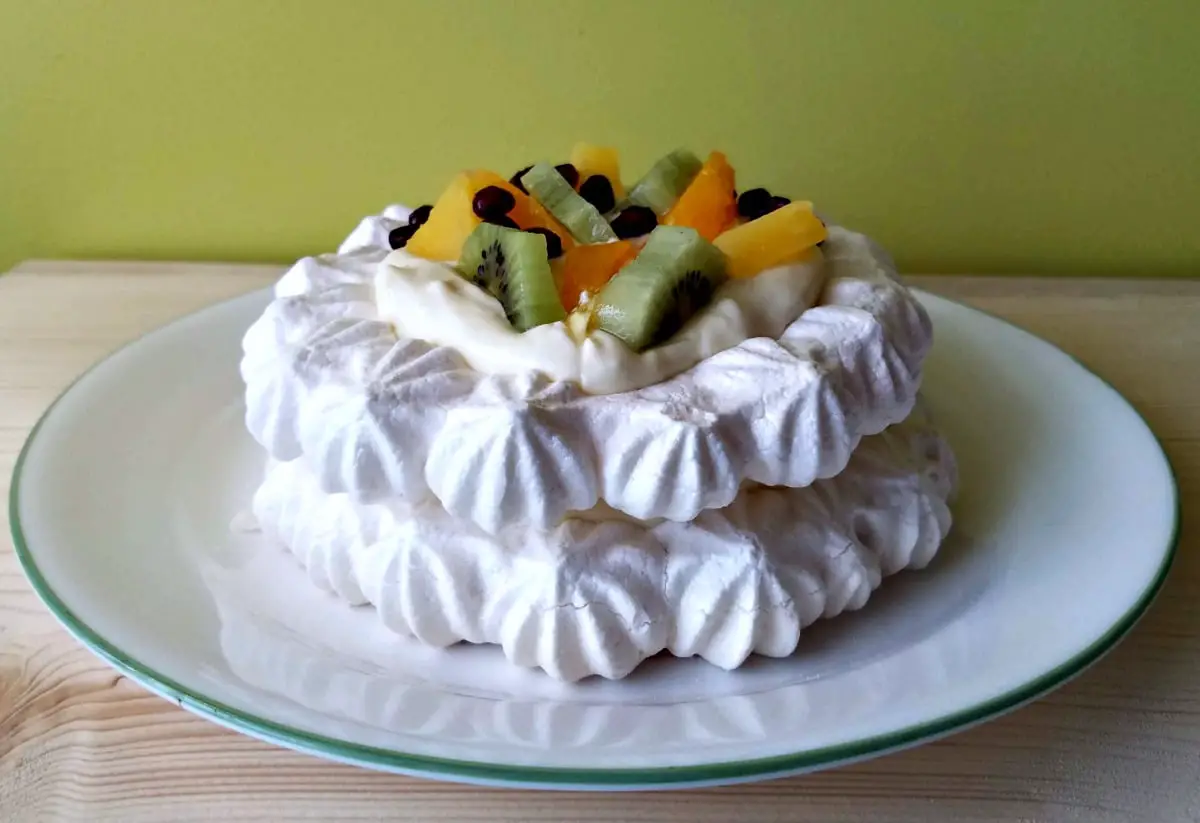 vegan pavlova, vegan meringue, vegan dessert, aquafaba meringue